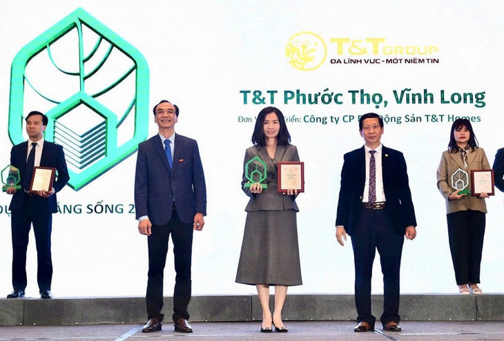 Bà Trần Thị Minh Thúy – Tổng Giám đốc T&T Homes (chính giữa) lên nhận giải Dự án đáng sống 2024 cho dự án Khu dân cư Phước Thọ (Vĩnh Long). Bà Trần Thị Minh Thúy – Tổng Giám đốc T&T Homes (chính giữa) lên nhận giải Dự án đáng sống 2024 cho dự án Khu dân cư Phước Thọ (Vĩnh Long).