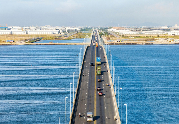 Năm 2017, cầu vượt Tân Vũ - Lạch Huyện được thông xe, trở thành cầu vượt biển dài nhất Việt Nam