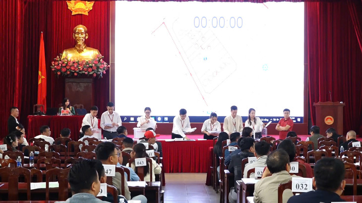 Cuộc bán đấu giá quyền sử dụng đất ở đợt 3 đối với 22 thửa đất tại khu Man Cá, Man Cổng, Mạ Man Trong, thôn Văn Quán, xã Đỗ Động vào sáng ngày 30/11
