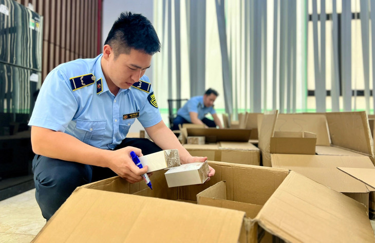 Lực lượng quản lý thị trường kiểm tra kho hàng nhập lậu trên địa bàn TP. Hà Nội