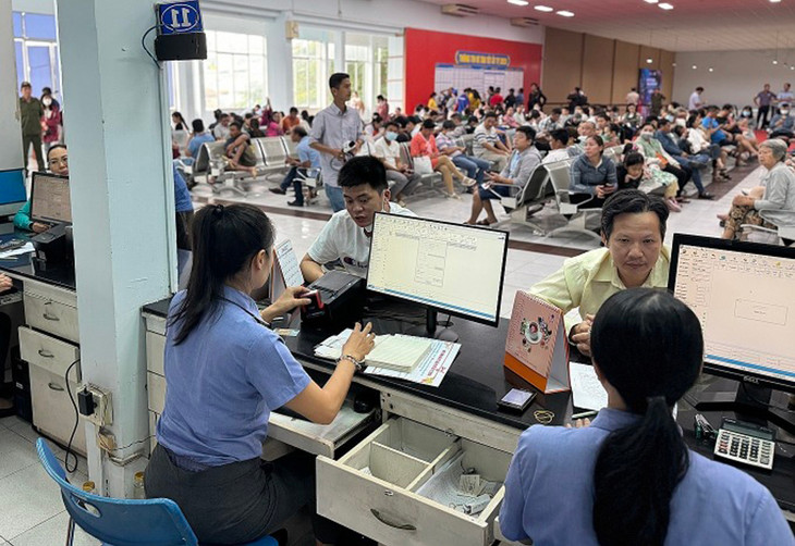 Khách mua vé tàu Tết tại ga Sài Gòn