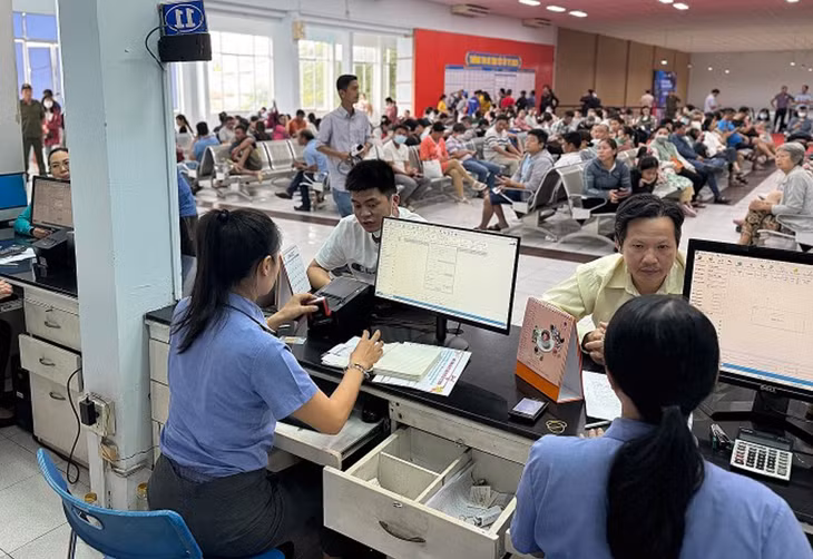 Khách mua vé tàu Tết tại ga Sài Gòn