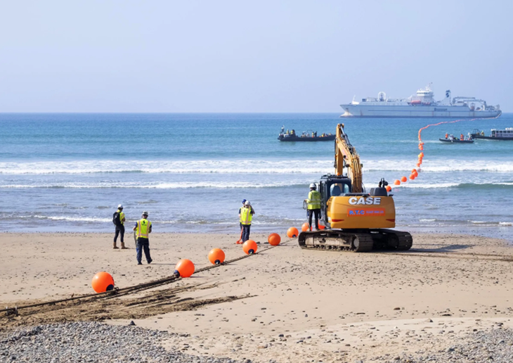Một đội xây dựng cáp quang biển của Google đang thi công hệ thống cáp ở bờ biển nước Anh