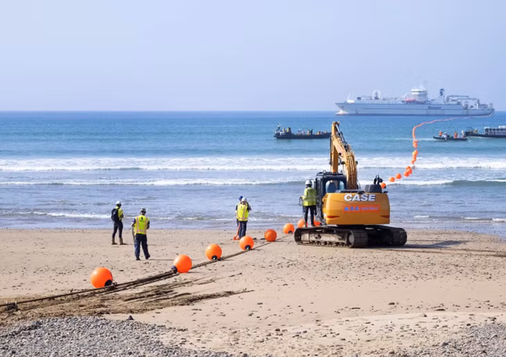 Một đội xây dựng cáp quang biển của Google đang thi công hệ thống cáp ở bờ biển nước Anh