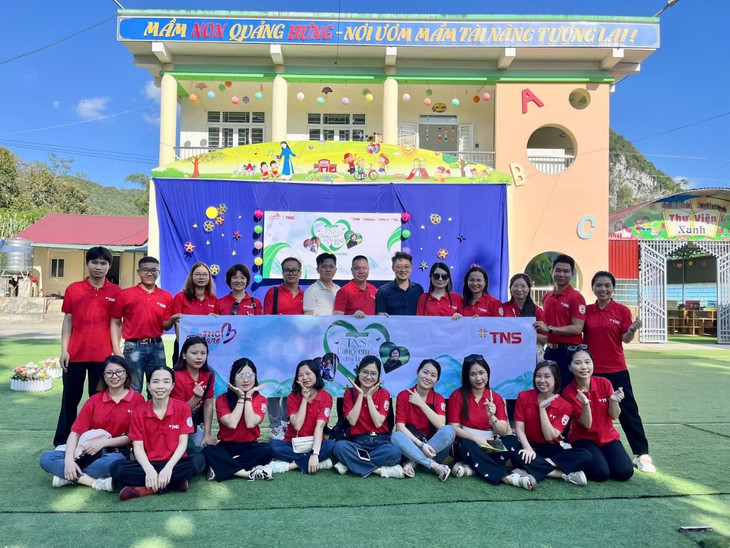 Chương trình ROX Share “Cùng em đến trường” tại Cao Bằng.