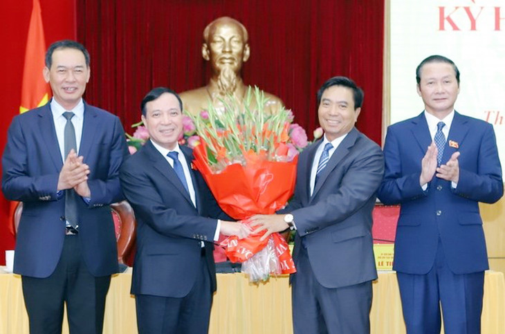 Ông Nguyễn Doãn Anh, Ủy viên Trung ương Đảng, Bí thư Tỉnh ủy Thanh Hóa và các Phó Bí thư Tỉnh ủy tặng hoa chúc mừng tân Chủ tịch HĐND tỉnh Lại Thế Nguyên