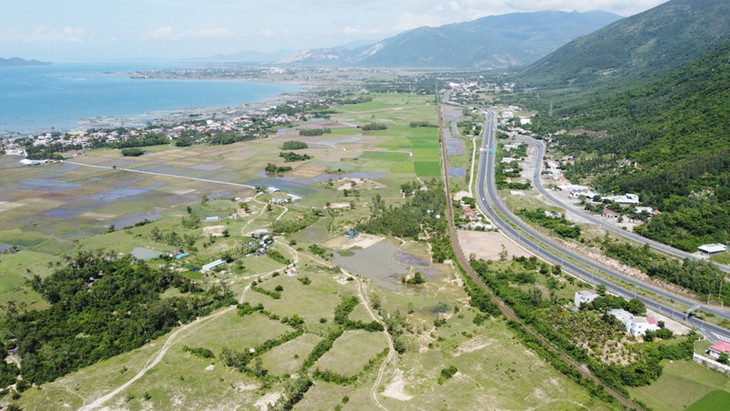 Khu công nghiệp Dốc Đá Trắng nằm trong Khu kinh tế Vân Phong có tổng vốn đầu từ hơn 1.800 tỷ đồng Khu công nghiệp Dốc Đá Trắng nằm trong Khu kinh tế Vân Phong có tổng vốn đầu từ hơn 1.800 tỷ đồng