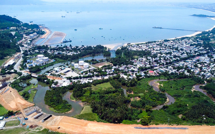 Khu vực dưới chân đèo Hải Vân đang được xây dựng đường giao thông và hạ tầng dùng chung cho cảng Liên Chiểu, sau này kết nối với khu thương mại tự do