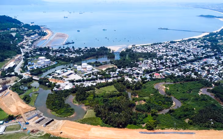 Khu vực dưới chân đèo Hải Vân đang được xây dựng đường giao thông và hạ tầng dùng chung cho cảng Liên Chiểu, sau này kết nối với khu thương mại tự do