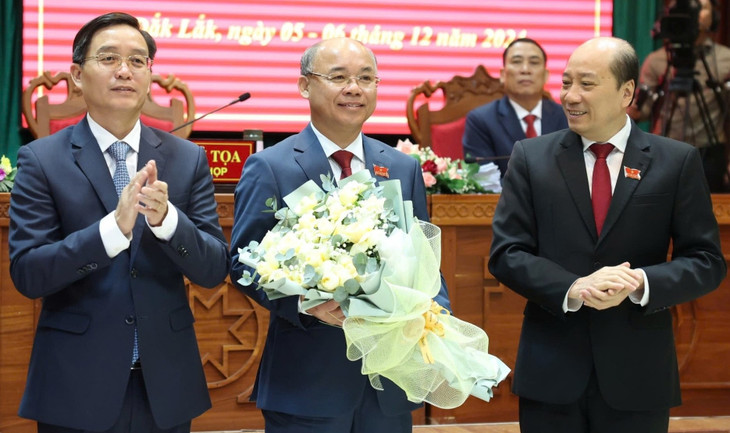 Ông Trương Công Thái nhận hoa chúc mừng từ lãnh đạo Tỉnh ủy và UBND tỉnh Đắk Lắk Ông Trương Công Thái nhận hoa chúc mừng từ lãnh đạo Tỉnh ủy và UBND tỉnh Đắk Lắk