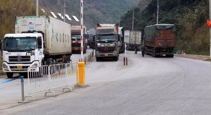 Chỉ riêng trong ngày đầu các cửa khẩu ở Lạng Sơn đã có gần 150 xe hàng xuất khẩu sang Trung Quốc thành công