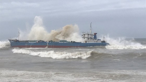 Tàu Hoàng Gia 46 va vào đá ngầm ở khu vực biển thị xã Đức Phổ, Quảng Ngãi và bị thủng giữa thân tàu