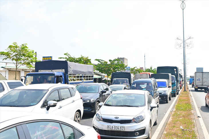Xe ô tô nối đuôi nhau, nhích từng chút một qua cầu Rạch Miễu. Ảnh minh họa