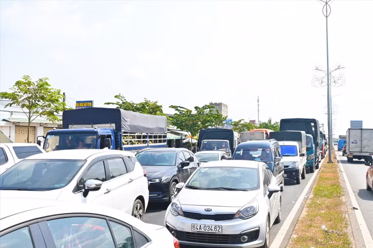 Xe ô tô nối đuôi nhau, nhích từng chút một qua cầu Rạch Miễu. Ảnh minh họa