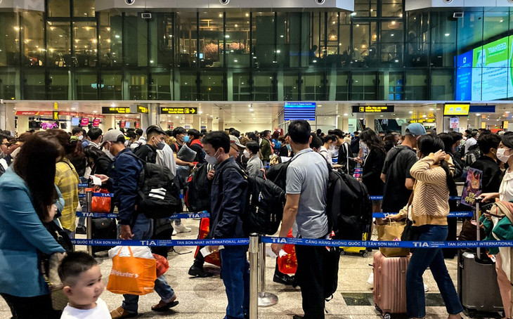 Mùng 3 Tết, lượng hành khách đến sân bay Tân Sơn Nhất tăng cao Mùng 3 Tết, lượng hành khách đến sân bay Tân Sơn Nhất tăng cao