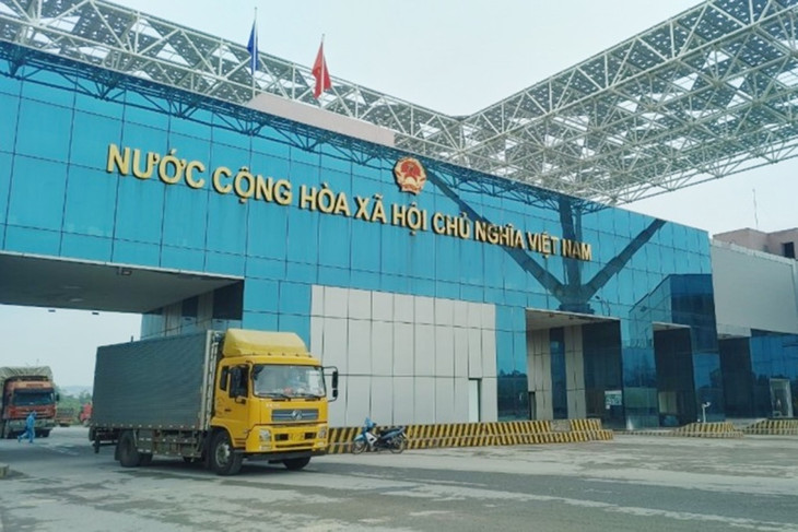 Hàng hóa thông quan ở cửa khẩu Bắc Luân II Hàng hóa thông quan ở cửa khẩu Bắc Luân II