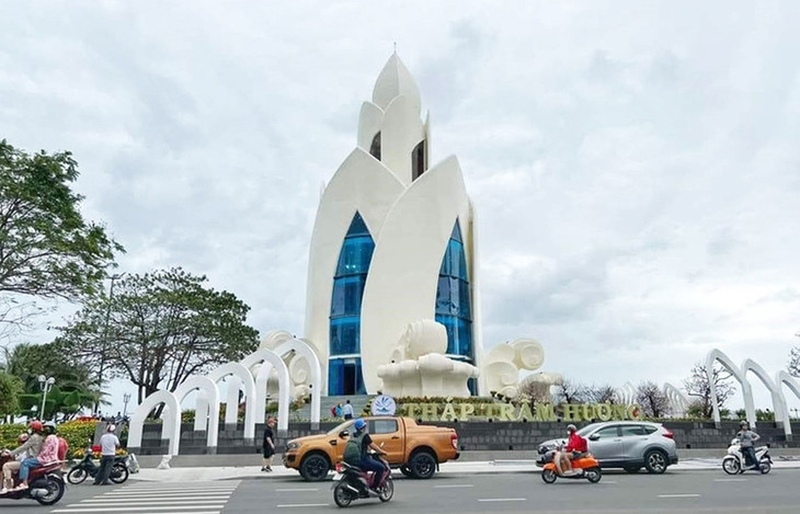 Bên ngoài tháp Trầm Hương trước và sau khi được sửa chữa