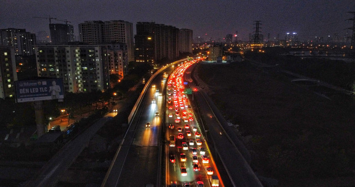 Dòng xe ùn dài trên cao tốc Pháp Vân - Cầu Giẽ