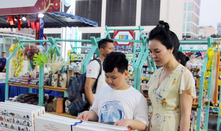 Du khách đến tham quan, vui chơi tại Lễ hội Đường sách Tết Quý Mão 2023