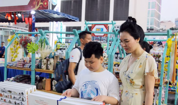 Du khách đến tham quan, vui chơi tại Lễ hội Đường sách Tết Quý Mão 2023