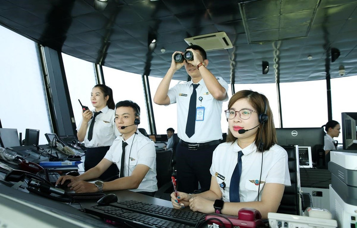 Nhân viên không lưu điều hành các chuyến bay cất, hạ cánh tại sân bay Nội Bài