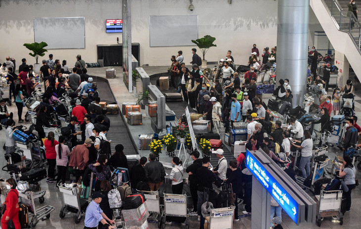 Khách qua sân bay Tân Sơn Nhất ngày đầu năm mới Quý Mão