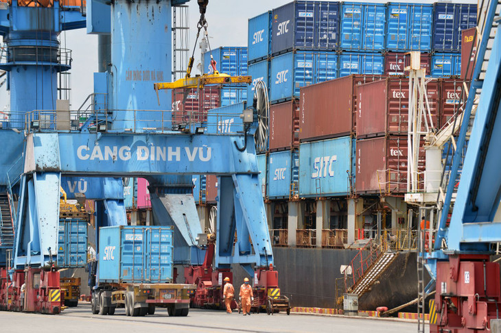 Bốc xếp hàng hóa tại cảng Đình Vũ.