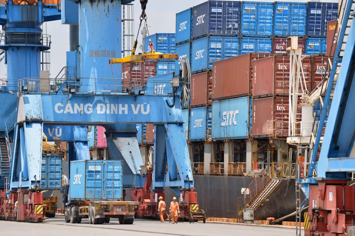 Bốc xếp hàng hóa tại cảng Đình Vũ.