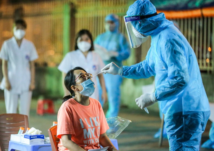 Nhân viên y tế lấy mẫu xét nghiệm sàng lọc diện rộng ở Hà Nội Nhân viên y tế lấy mẫu xét nghiệm sàng lọc diện rộng ở Hà Nội