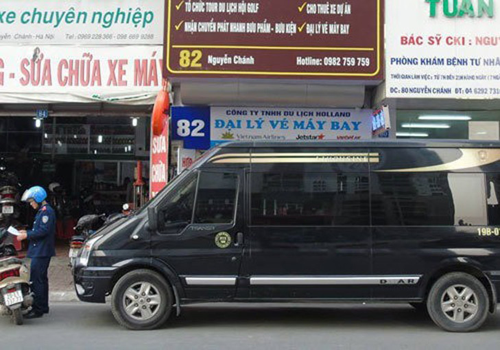 Thanh tra giao thông xử phạt xe hợp đồng dừng đỗ sai quy định