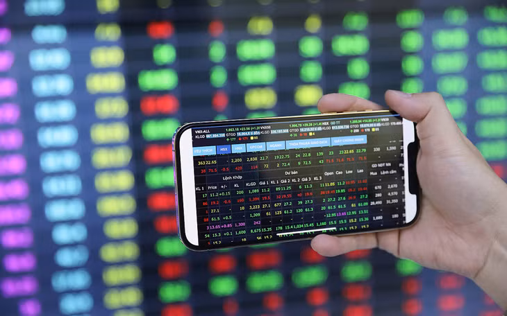 Tiền đổ mạnh vào cổ phiếu ngân hàng trong phiên giao dịch cuối năm giúp VN-Index tích lũy thêm 10 điểm Tiền đổ mạnh vào cổ phiếu ngân hàng trong phiên giao dịch cuối năm giúp VN-Index tích lũy thêm 10 điểm