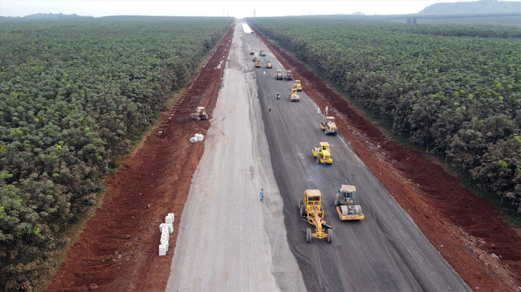 Thi công tất bật tại công trường dự án cao tốc Phan Thiết - Dầu Giây, đoạn qua tỉnh Đồng Nai Thi công tất bật tại công trường dự án cao tốc Phan Thiết - Dầu Giây, đoạn qua tỉnh Đồng Nai