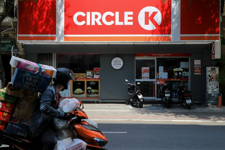 Nhiều cửa hàng tiện lợi vẫn mở cửa xuyên Tết Nhiều cửa hàng tiện lợi vẫn mở cửa xuyên Tết