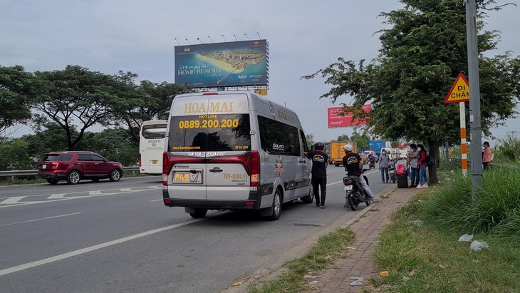 Xe khách dừng đón khách đầu đường cao tốc TP.HCM - Long Thành - Dầu Giây Xe khách dừng đón khách đầu đường cao tốc TP.HCM - Long Thành - Dầu Giây