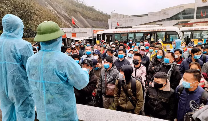 Lao động Việt trở về từ Lào chờ làm thủ tục nhập cảnh tại cửa khẩu Cầu Treo