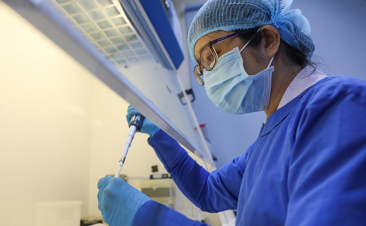 Nhân viên y tế lấy mẫu xét nghiệm nCoV