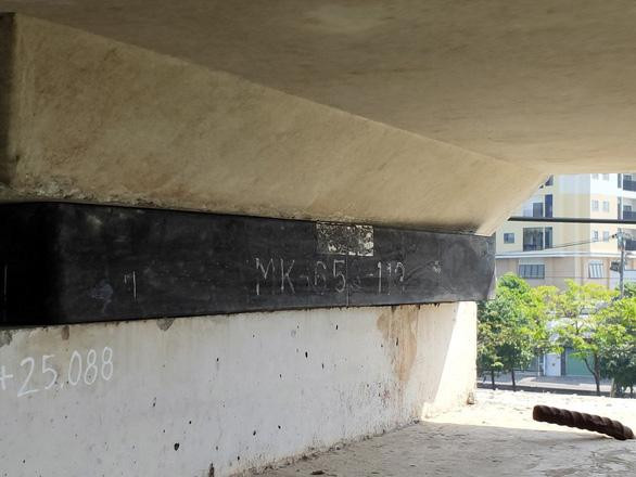 Gối cao su ở góc trái cao hơn góc phải và xê dịch ra một đoạn (ở góc phải) vừa được phát hiện