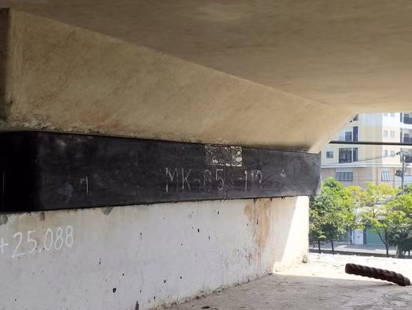 Gối cao su ở góc trái cao hơn góc phải và xê dịch ra một đoạn (ở góc phải) vừa được phát hiện Gối cao su ở góc trái cao hơn góc phải và xê dịch ra một đoạn (ở góc phải) vừa được phát hiện