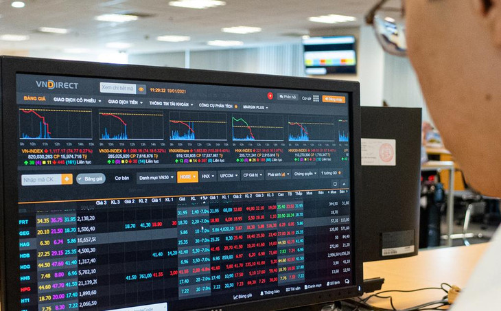 Nhà đầu tư theo dõi bảng giá khi VN-Index giảm sâu