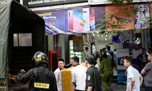Cảnh sát khám xét các cửa hàng của Nhật Cường Mobile hồi giữa năm 2019