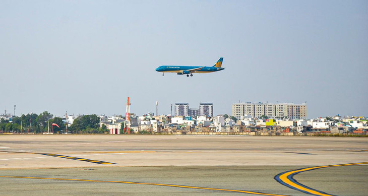 Chuyến bay đầu tiên hạ xuống đường băng 25R/07L sân bay Tân Sơn Nhất Chuyến bay đầu tiên hạ xuống đường băng 25R/07L sân bay Tân Sơn Nhất