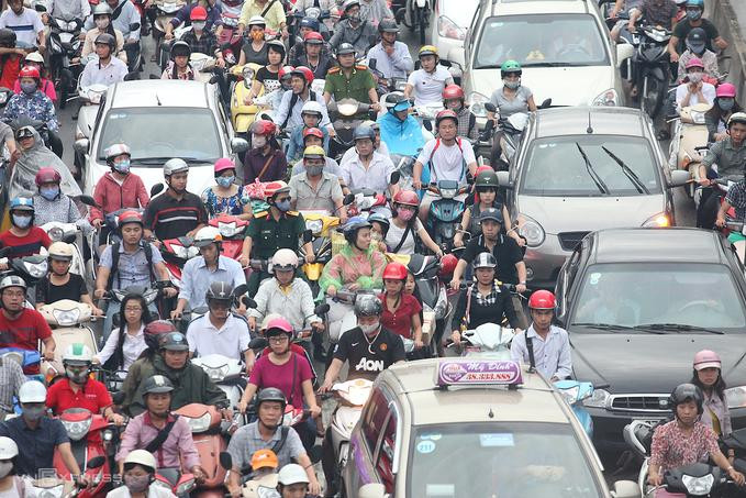 Phương tiện giao thông ùn tắc trên đường phố Hà Nội