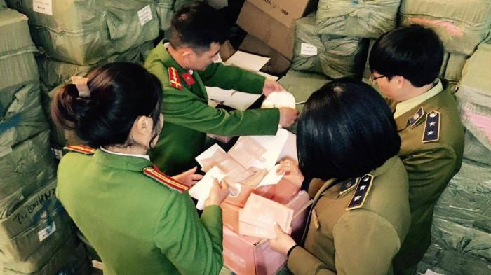 Cơ quan chức năng tiến hành kiểm đếm số lượng mặt nạ dưỡng da không hoá đơn chứng từ