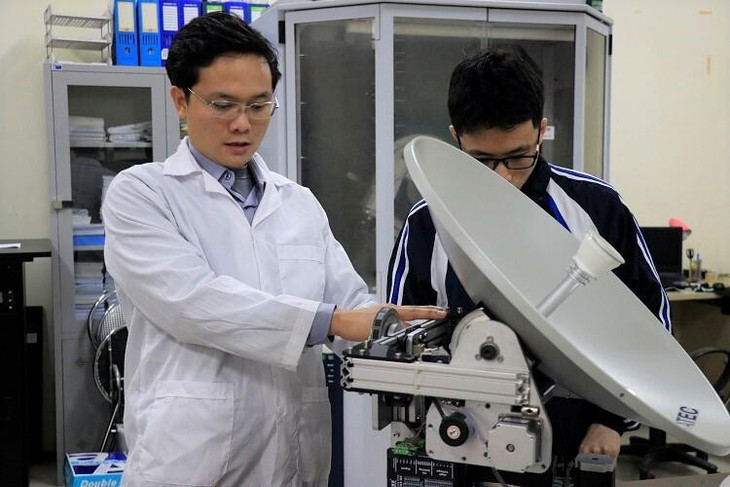 Thạc sĩ Hồ Anh Tâm (phải), kiểm tra các trục tự do của trạm thu di động