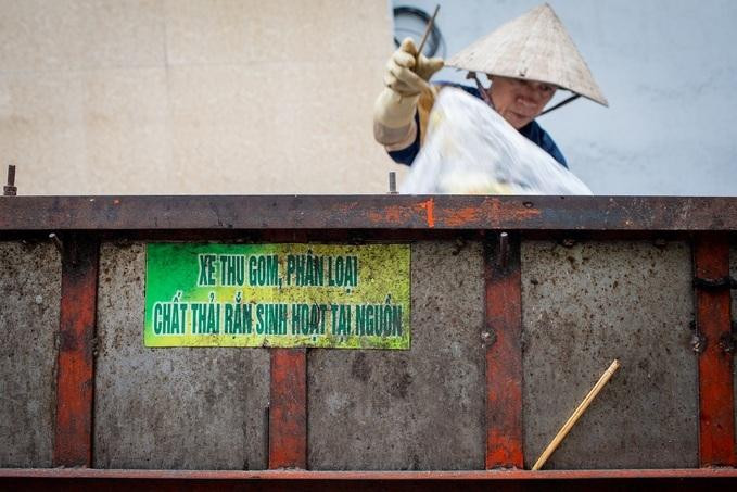 Nhân viên phân loại rác ở quận Bình Thạnh