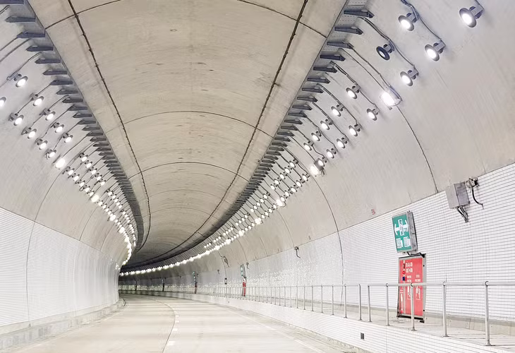 Hai bên thành hầm được ốp gạch men, hệ thống camera giám sát, hệ thống thông gió cũng được đầu tư bài bản. Ảnh: Cao Dung Hai bên thành hầm được ốp gạch men, hệ thống camera giám sát, hệ thống thông gió cũng được đầu tư bài bản. Ảnh: Cao Dung