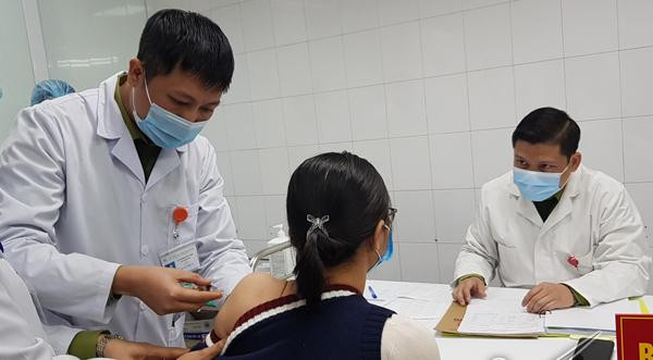 Nữ tình nguyện viên đầu tiên tiêm liều Nanocovax 75mcg Nữ tình nguyện viên đầu tiên tiêm liều Nanocovax 75mcg