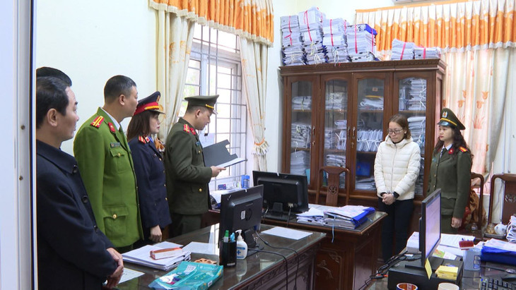 Thi hành Lệnh bắt, khám xét đối với các đối tượng liên quan đến hành vi đưa hối lộ, nhận hối lộ tại Chi nhánh Văn phòng Đăng ký đất đai Sầm Sơn