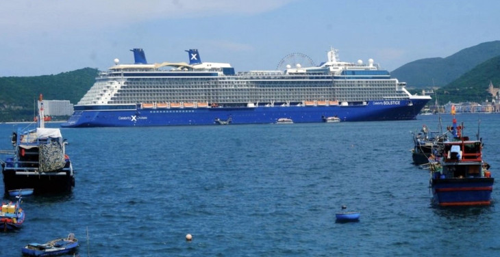 Tàu biển Celebrity Solstice đến vịnh Nha Trang