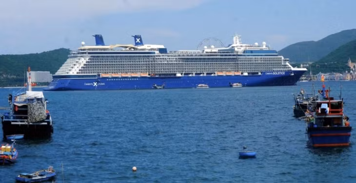 Tàu biển Celebrity Solstice đến vịnh Nha Trang